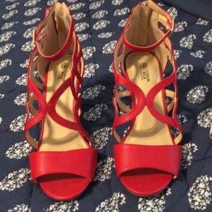 Avon cushion walk red heels